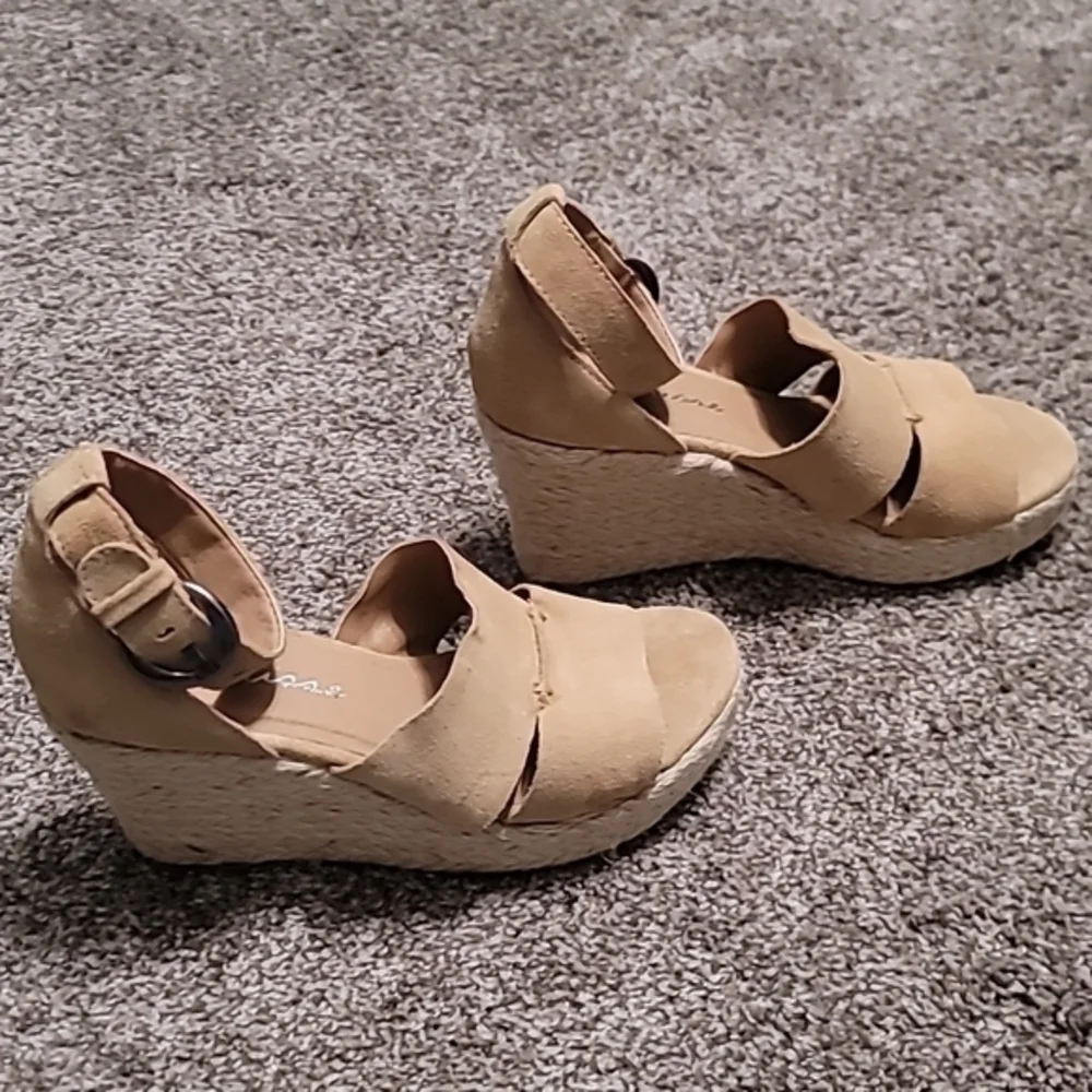 Matisse Tan Ankle-Stap Wedge Sandles/Heels Women's 10M. NWOT‎ Condition.